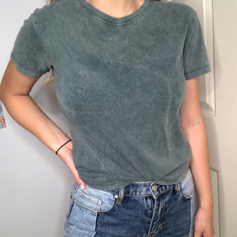 Dark green short sleeve Brandy Melville tee!